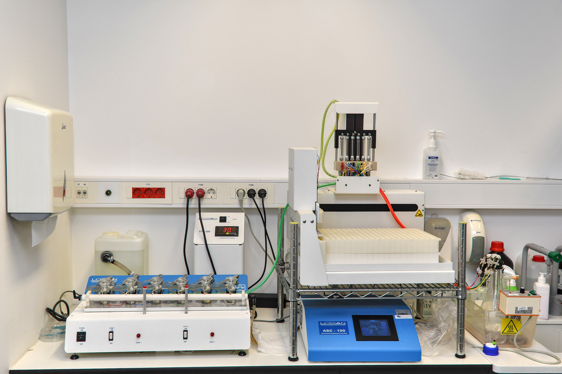 Laboratorijski pult z napravami za pripravo in obdelavo vzorcev.