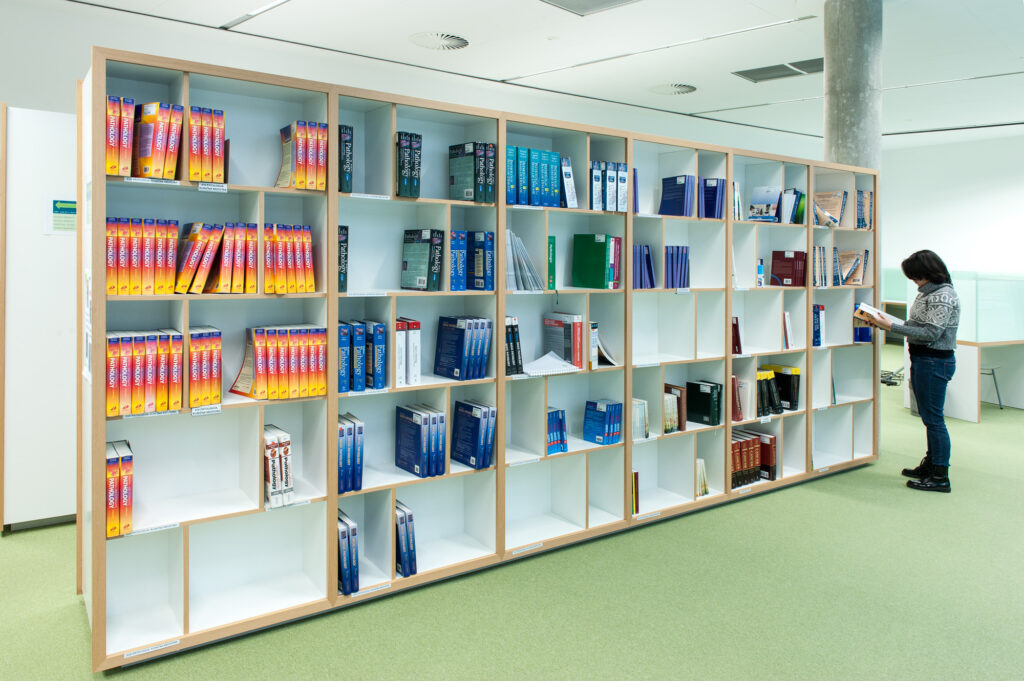 Knjižne police z medicinsko literaturo v knjižnici Medicinske fakultete UM.