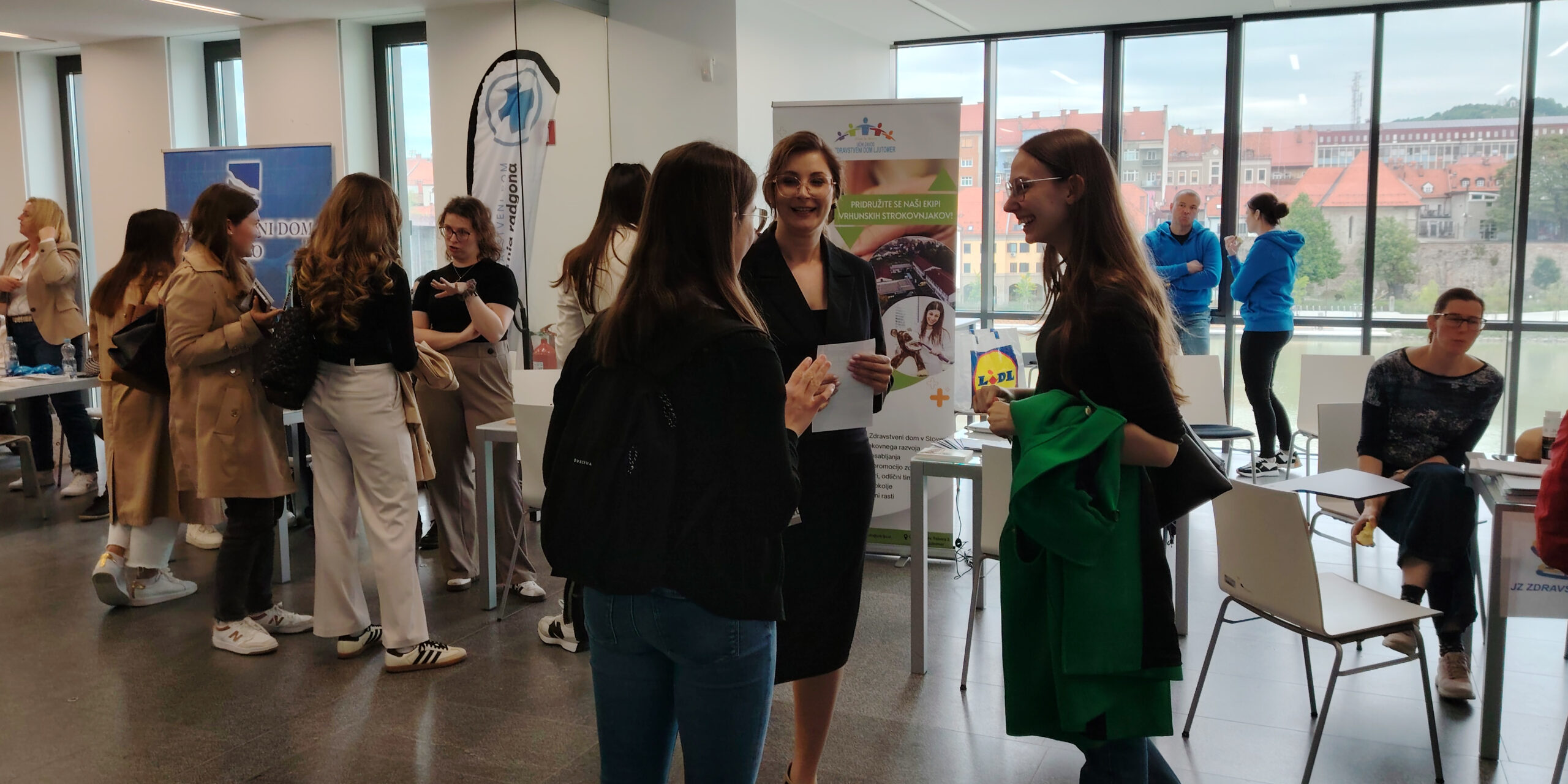 Studierende sowie Vertreterinnen und Vertreter von Arbeitgebern an den Ständen der Jobmesse der Medizinischen Fakultät der UM.