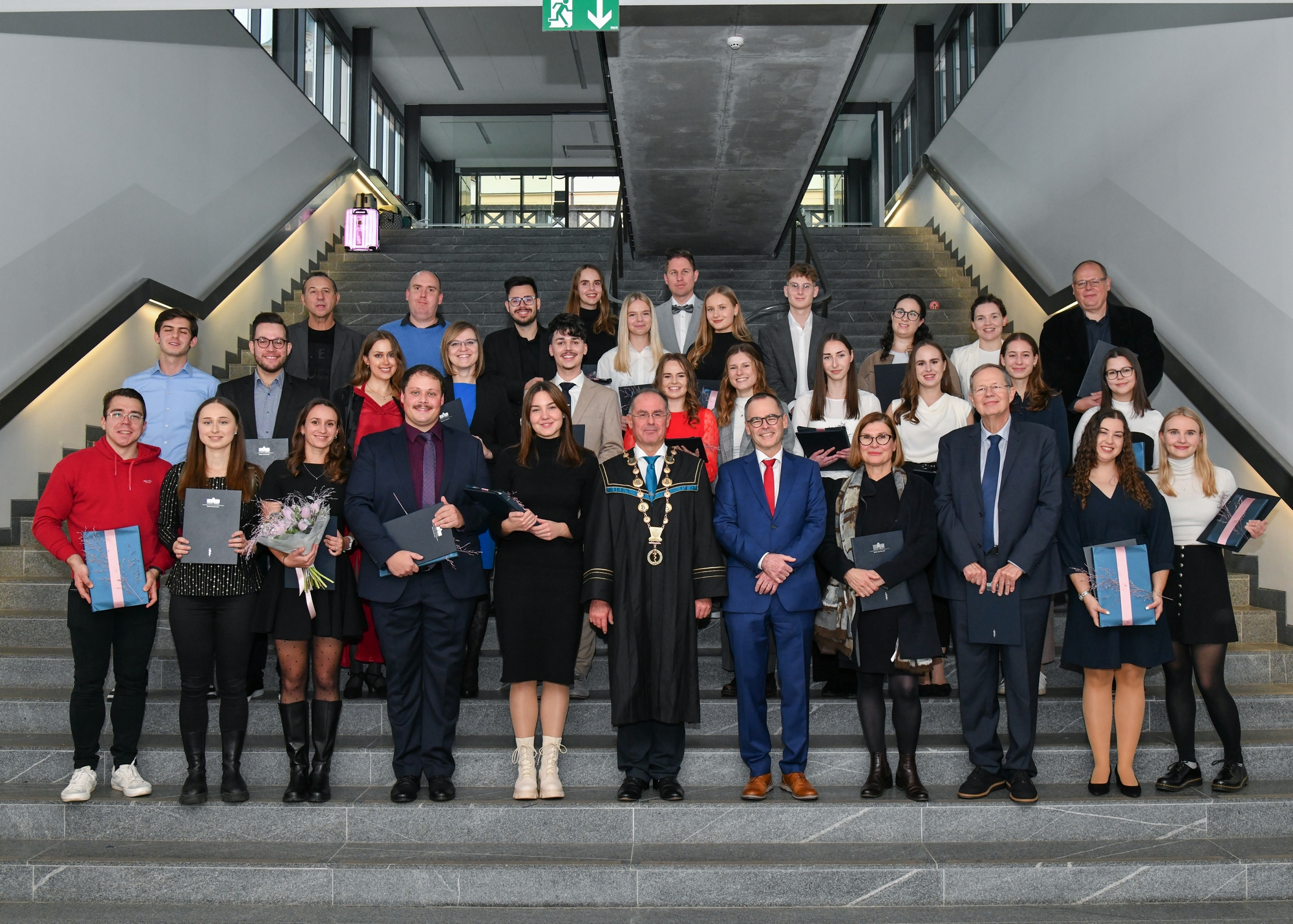 Skupinska fotografija diplomantov na podelitvi diplom Medicinske fakultete UM