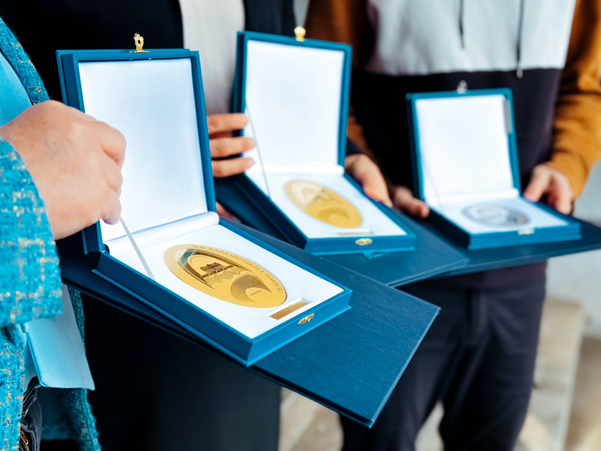 Prejemniki študentskih nagrad držijo medalje