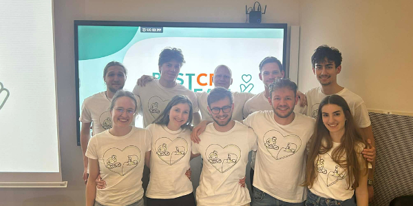 Best CPR Team študenti Medicinske fakultete Univerze v Mariboru Študentska ekipa Medicinske fakultete UM na skupinski fotografiji po tekmovanju iz oživljanja.
