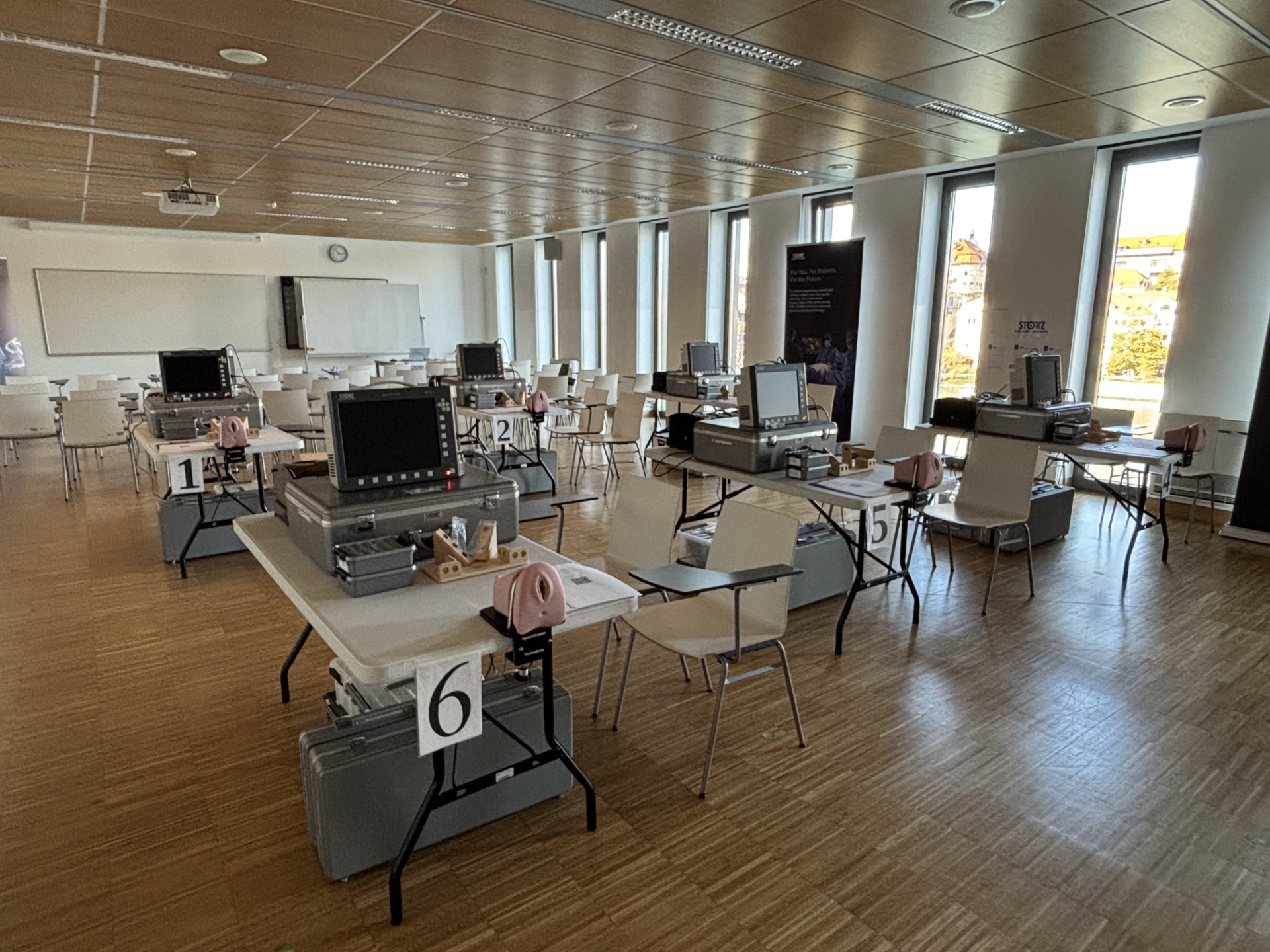 Učilnica s pripravljenimi postajami za vadbo endoskopskih kirurških spretnosti GESEA.