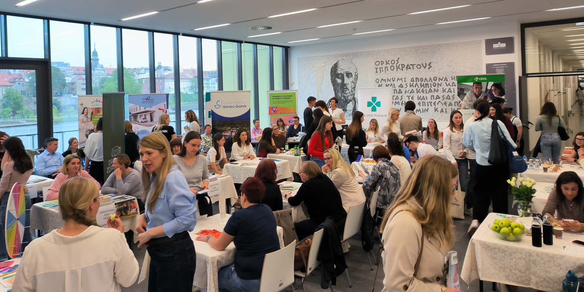 Drugi karierni sejem Obiskovalci in razstavljavci ob stojnicah drugega kariernega sejma Medicinske fakultete UM.