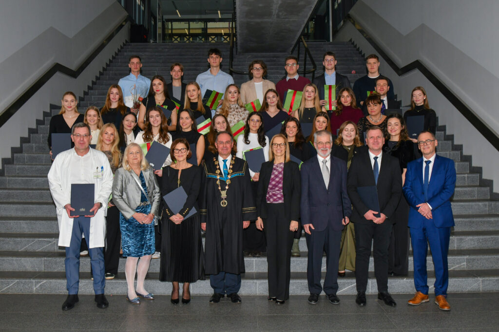 Skupinska fotografija diplomantov in vodstva na stopnišču. Dan Medicinske fakultete UM in podelitev diplom.