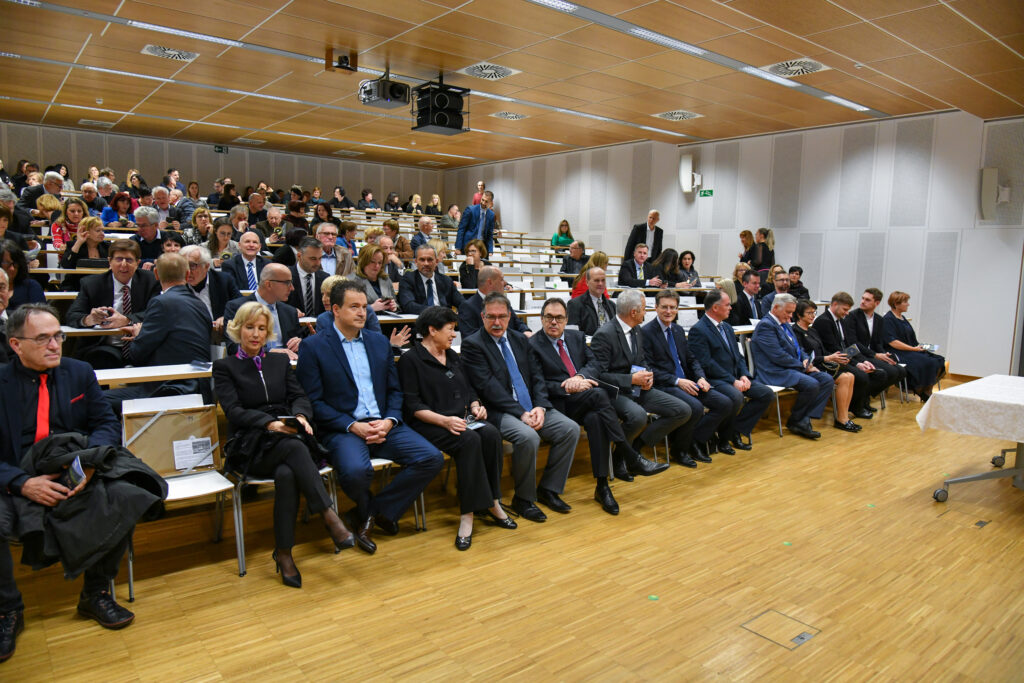 Celotna predavalnica z zbranimi gosti obletnice. Praznovanje 20. obletnice Medicinske fakultete UM.