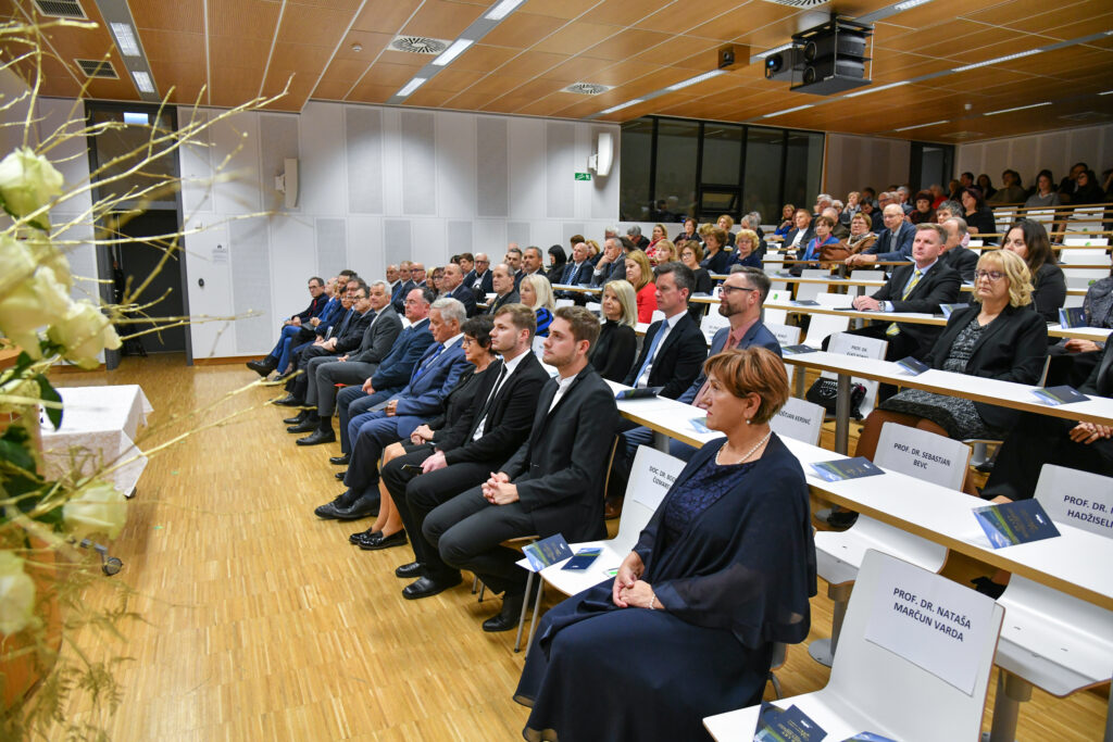 Polna predavalnica med praznovanjem obletnice. Praznovanje 20. obletnice Medicinske fakultete UM.