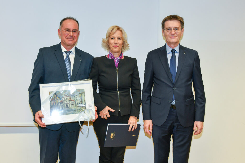 Skupna fotografija ob predaji slike stavbe fakulteti. Praznovanje 20. obletnice Medicinske fakultete UM.