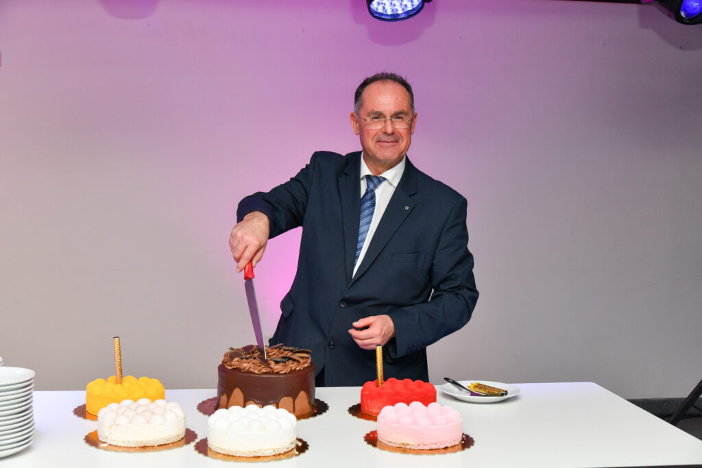 Rezanje slavnostne torte na praznovanju obletnice. Praznovanje 20. obletnice Medicinske fakultete UM.