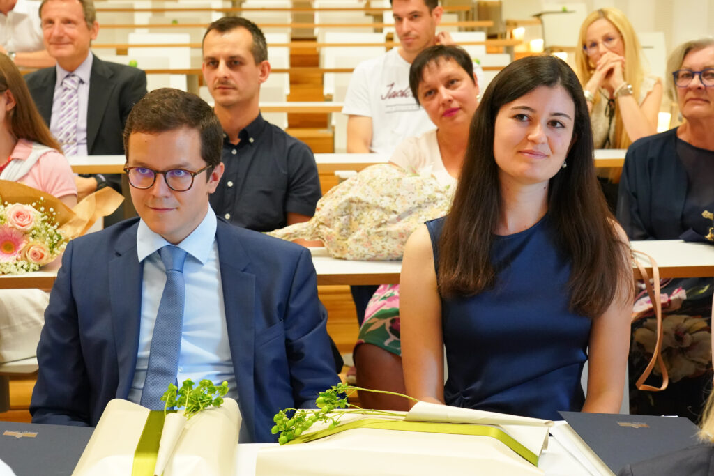 Diplomanta v prvi vrsti, pred njima šopka. Podelitev diplom Medicinske fakultete UM, 15. junija 2023.