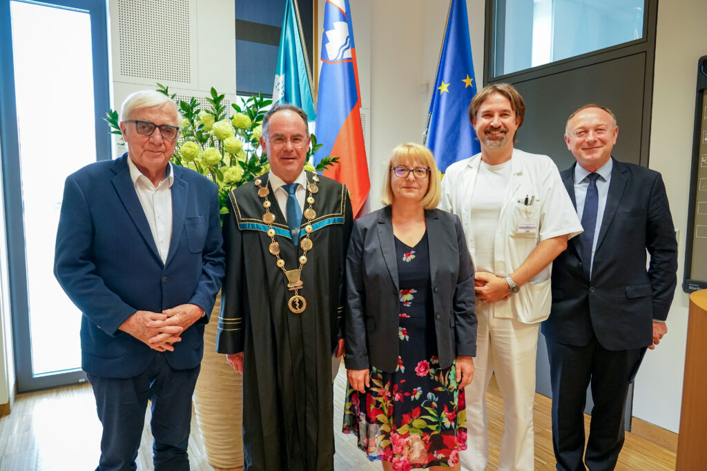 Skupinska fotografija predstavnikov fakultete ob zastavah. Podelitev diplom Medicinske fakultete UM, 15. junija 2023.
