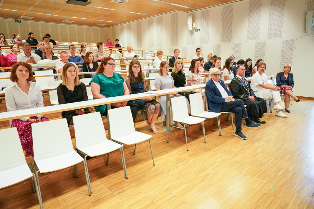 Občinstvo med slovesnostjo v predavalnici. Podelitev diplom Medicinske fakultete UM, 15. junija 2023.