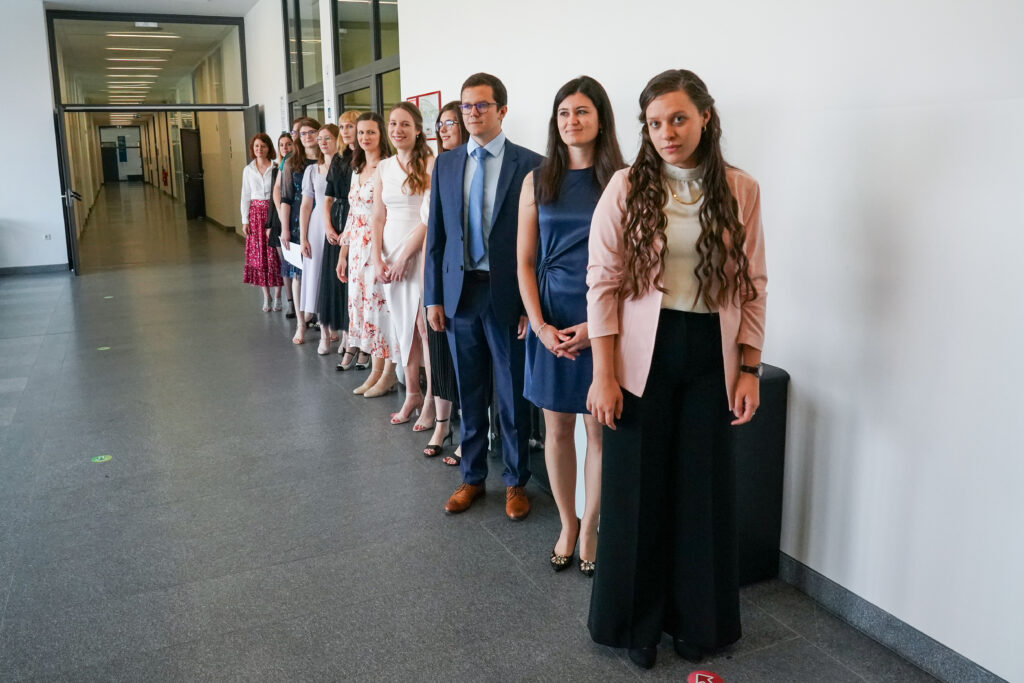Diplomanti čakajo v vrsti na hodniku pred slovesnostjo. Podelitev diplom Medicinske fakultete UM, 15. junija 2023.