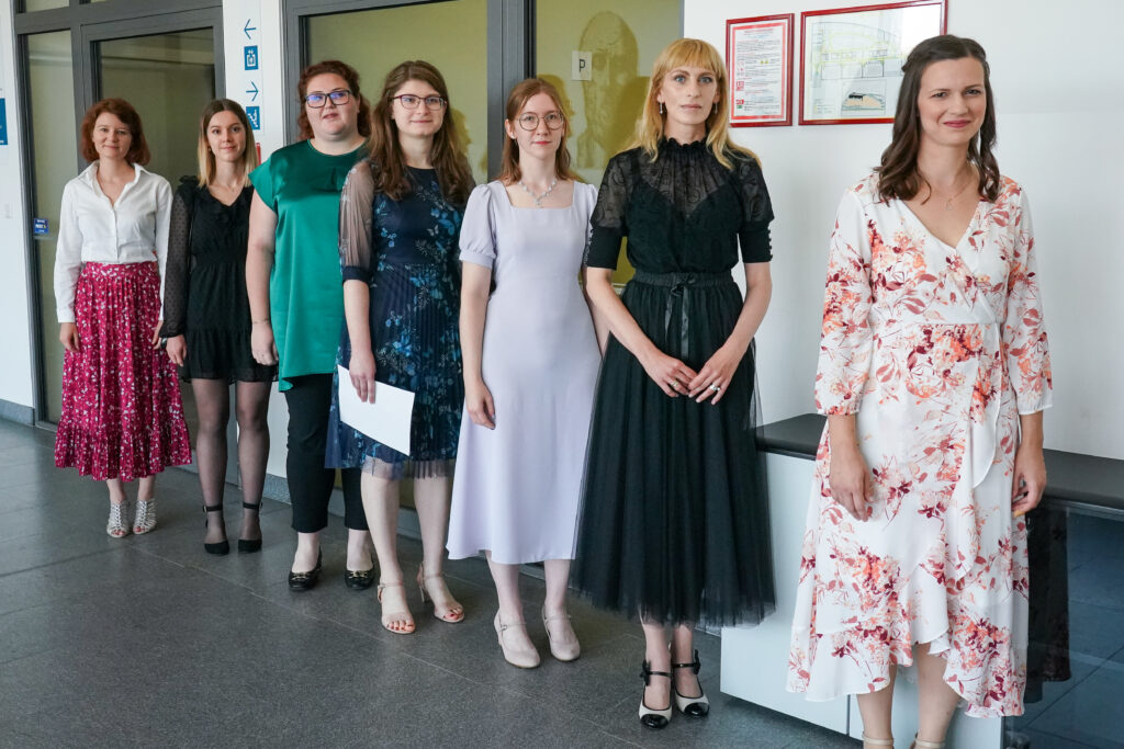 Diplomantke čakajo na hodniku pred predavalnico. Podelitev diplom Medicinske fakultete UM, 15. junija 2023.