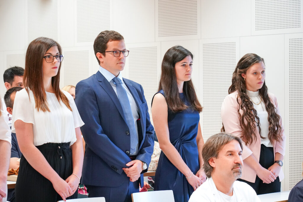 Diplomanti v prvi vrsti med slovesnim delom programa. Podelitev diplom Medicinske fakultete UM, 15. junija 2023.